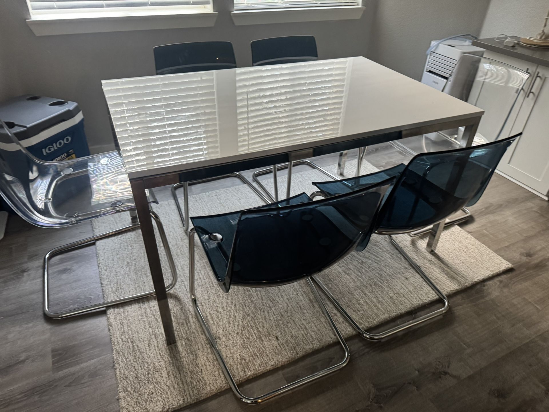 Dining Table (Free Delivery)🚚