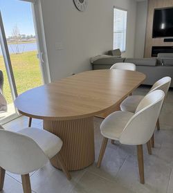 41”- 78” Extendable dining table  • Brand new •