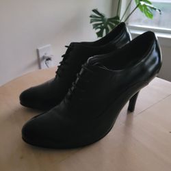 Great Condition Lorenzo Shoes Size 9,heel H 4"