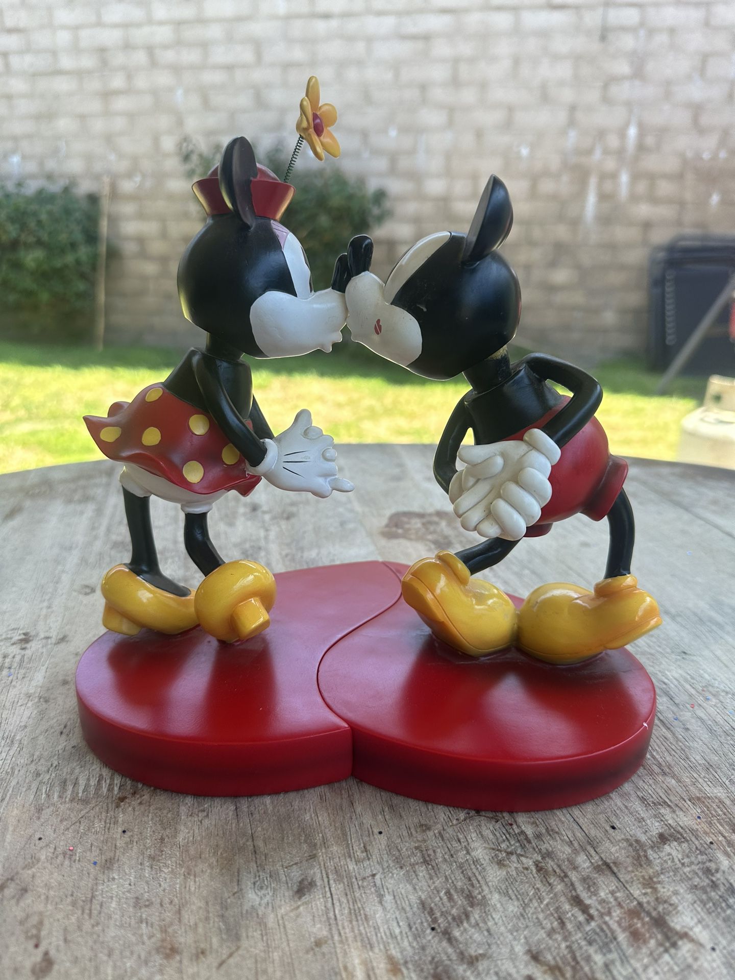 Disney Parks Minnie & Mickey Mouse Kissing Bobble-head Figurine HeartsDisney