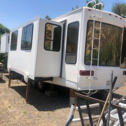 RV  Spacious Fifth-Wheel Trailer Amazing Condition 