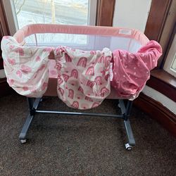 Bedside bassinet with 4 sheets