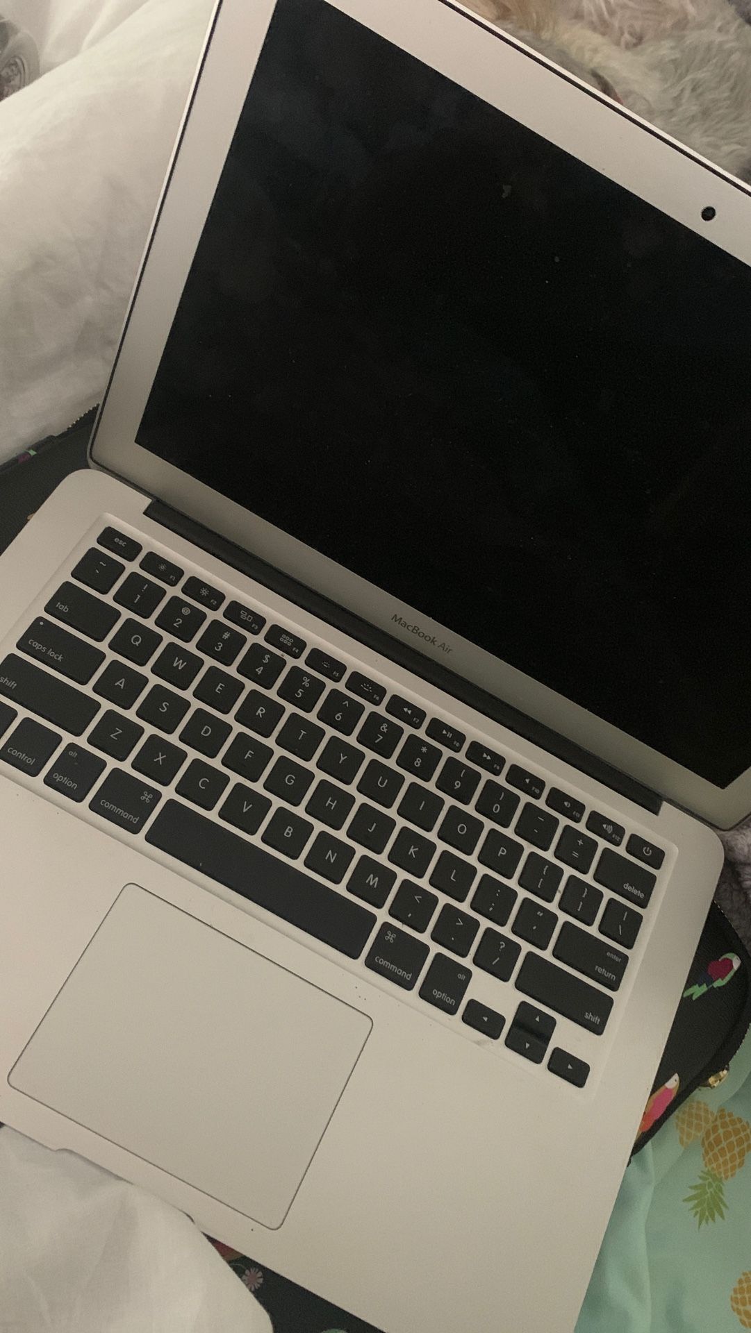 MacBook Air 13 inch. MacOS X 10.7.5. Previously had stickers on it. MacOS HIGH SIERRA. No scratches. Nothing wrong.