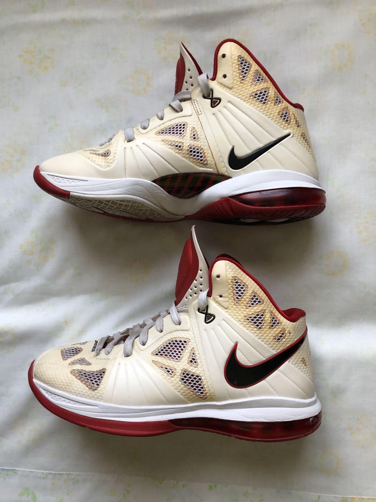 Nike Air Max Zoom Lebron James 828 Size 10.5 Shoes Have Yellow Areas Due To Age 2010 Shoes Still Have Overall Good Condition