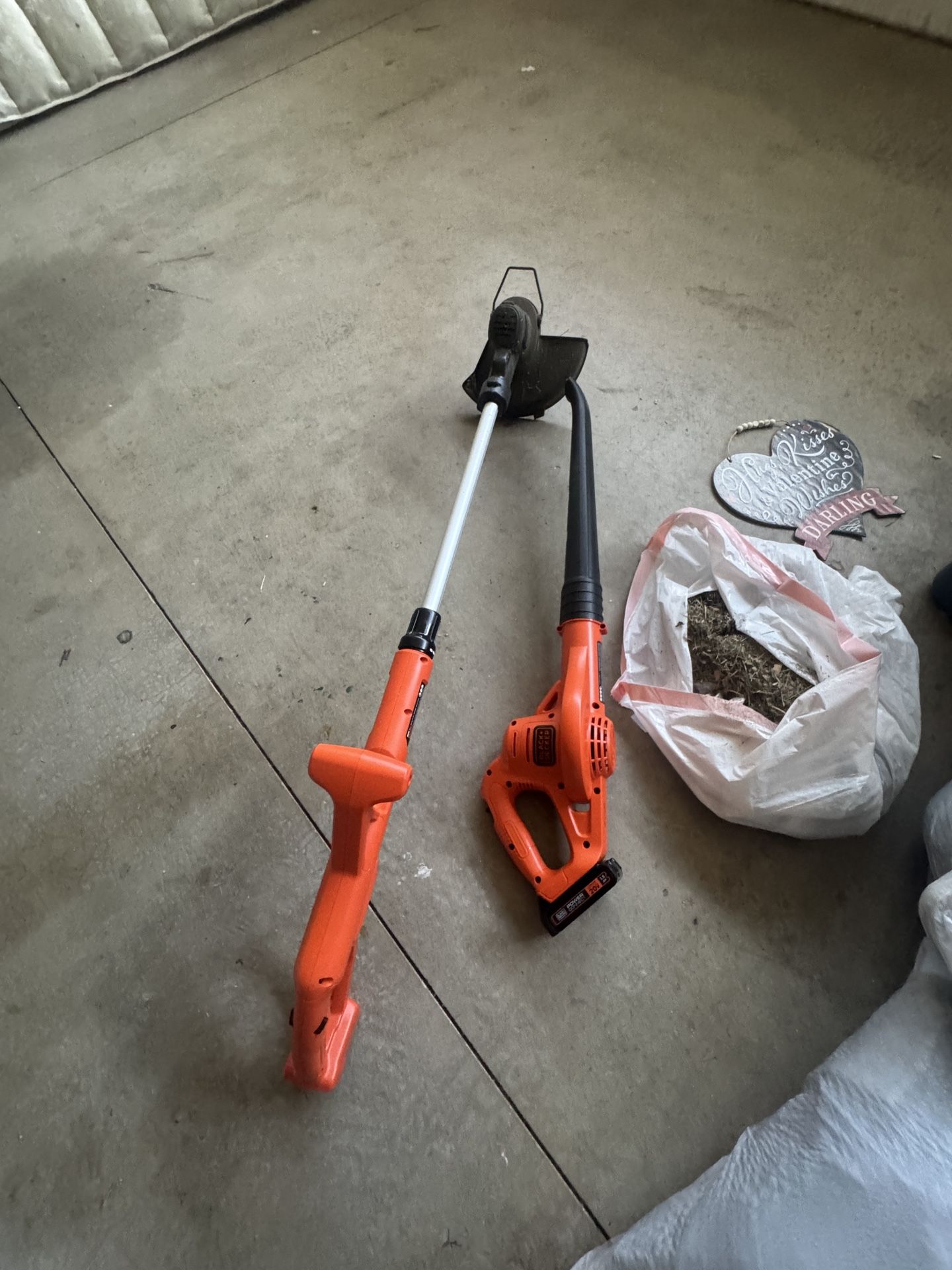 Black Decker Battery Operated Leaf Blower And Trimmer/edger