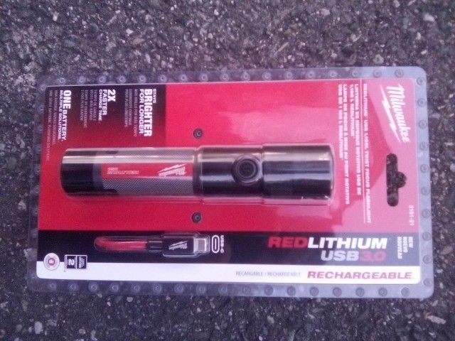 Milwaukee Twist Focus Flashlight