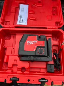 Milwaukee 100 ft. REDLITHIUM Lithium-Ion USB Green Rechargeable Cross Line Laser Level with Charger