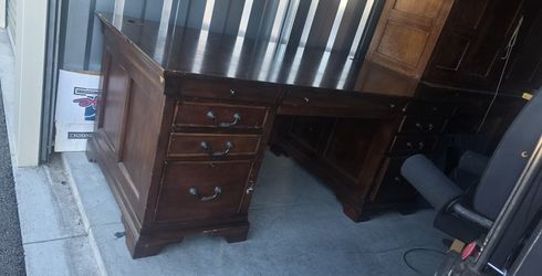 EXECUTIVE DESK 