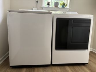 LG Washer & Dryer Set - Like New - WT8200CW / DLE8200W