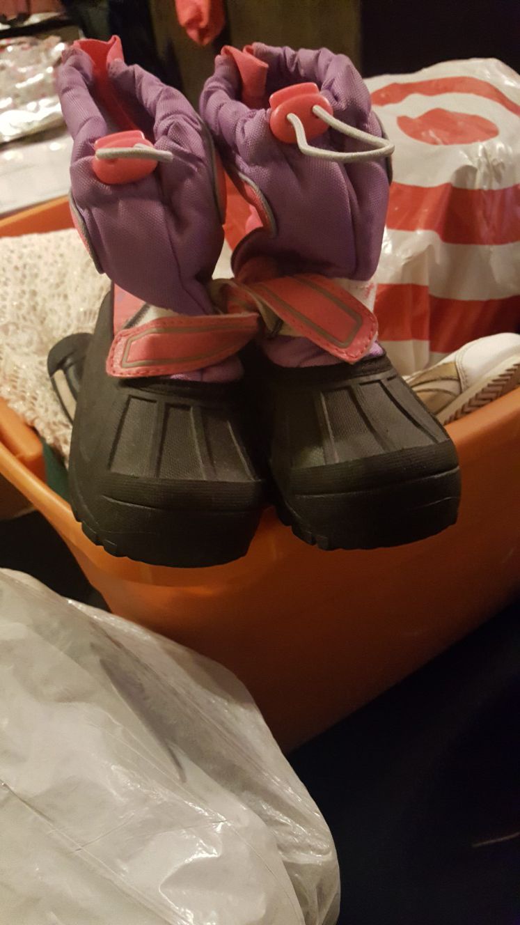 Toddler girl snow boots.