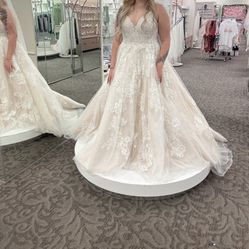 NWT Wedding Dress 16W Light Ivory (Pink Undertone)