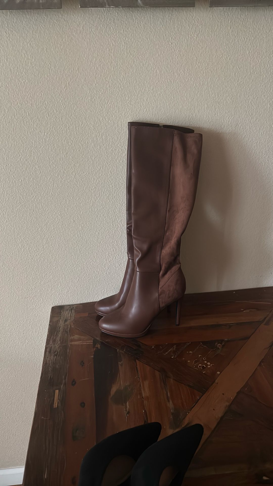 NWOT Size 8.5 boots