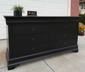 Gorgeous Black “Bassett” 8-Drawer Solid Wood Dresser