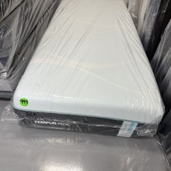SPLIT CALIFORNIA KING TEMPURPEDIC PROBREEZE (MEDIUM) HYBRID MATTRESS & BOX SPRING BED SET