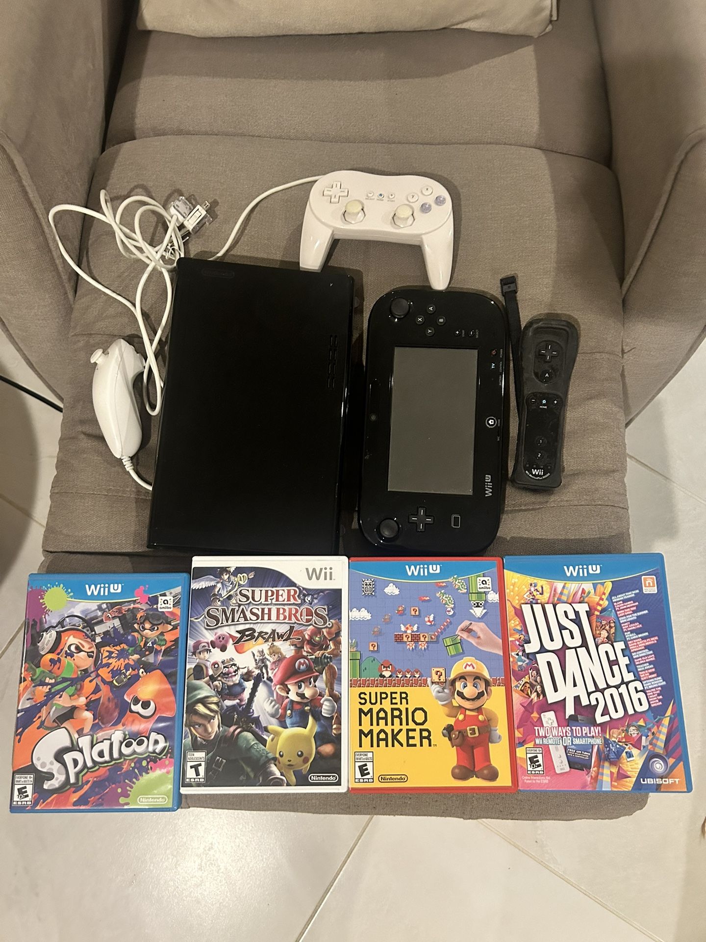 Wii U + 4 Games + Controllers