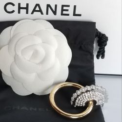 Beautiful  Authentic CHANEL gold and silver Loop brooch
