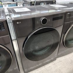 LG 7.4 Cu Ft Ultra Large Capacity Smart Front Load Gas Dryer w/ Built In Intelligence & TurboSteam
