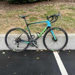 Giant Defy Advanced - 55cm carbon frame - hydraulic brakes with Tiagra groupset
