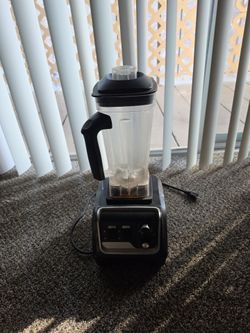 Countertop blender with pitcher