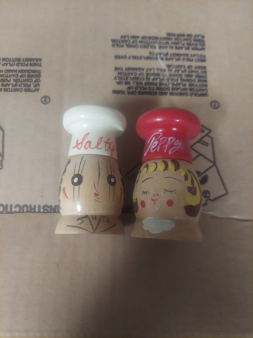 Vintage Napco Salty And Peppy Sal And Pepper Shaker Set