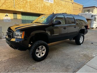 LIFTED CHEVY SUBURBAN LT