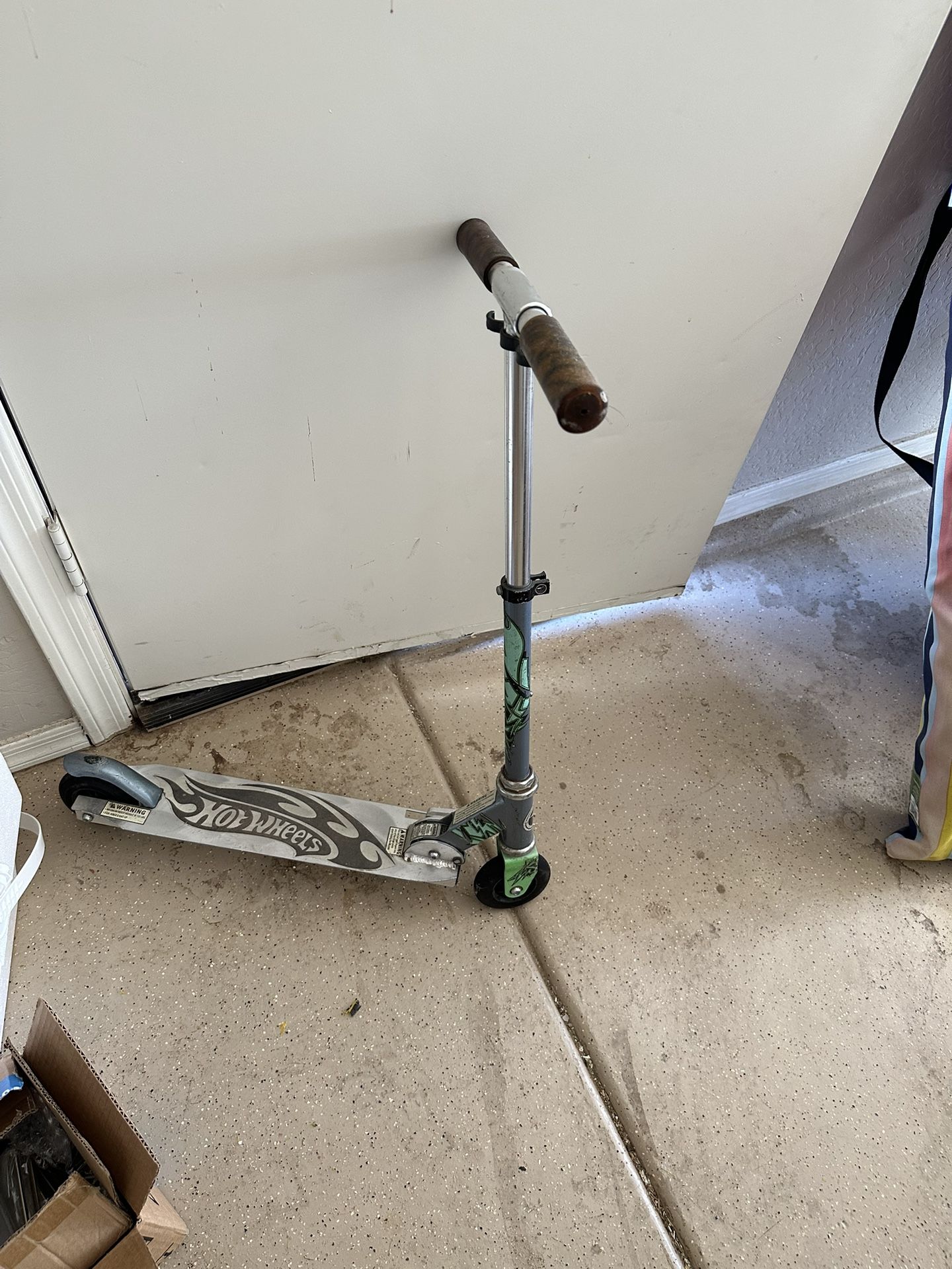 Dynacraft 4” Hot Wheels Folding Scooter 