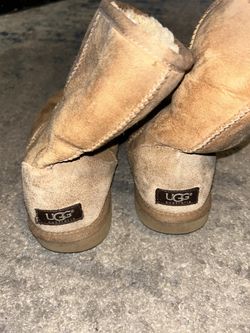 100% Authentic Short Uggs Preloved But Still Good. Size 8.5