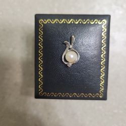 14 K White Gold Pearl And Diamonds Pendant.  Weight Is 1.5 Grams