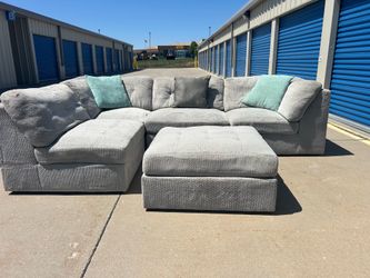 DELIVERY AVAILABLE 🚛🚚🚛 Awesome 5 piece modular sectional w ottoman