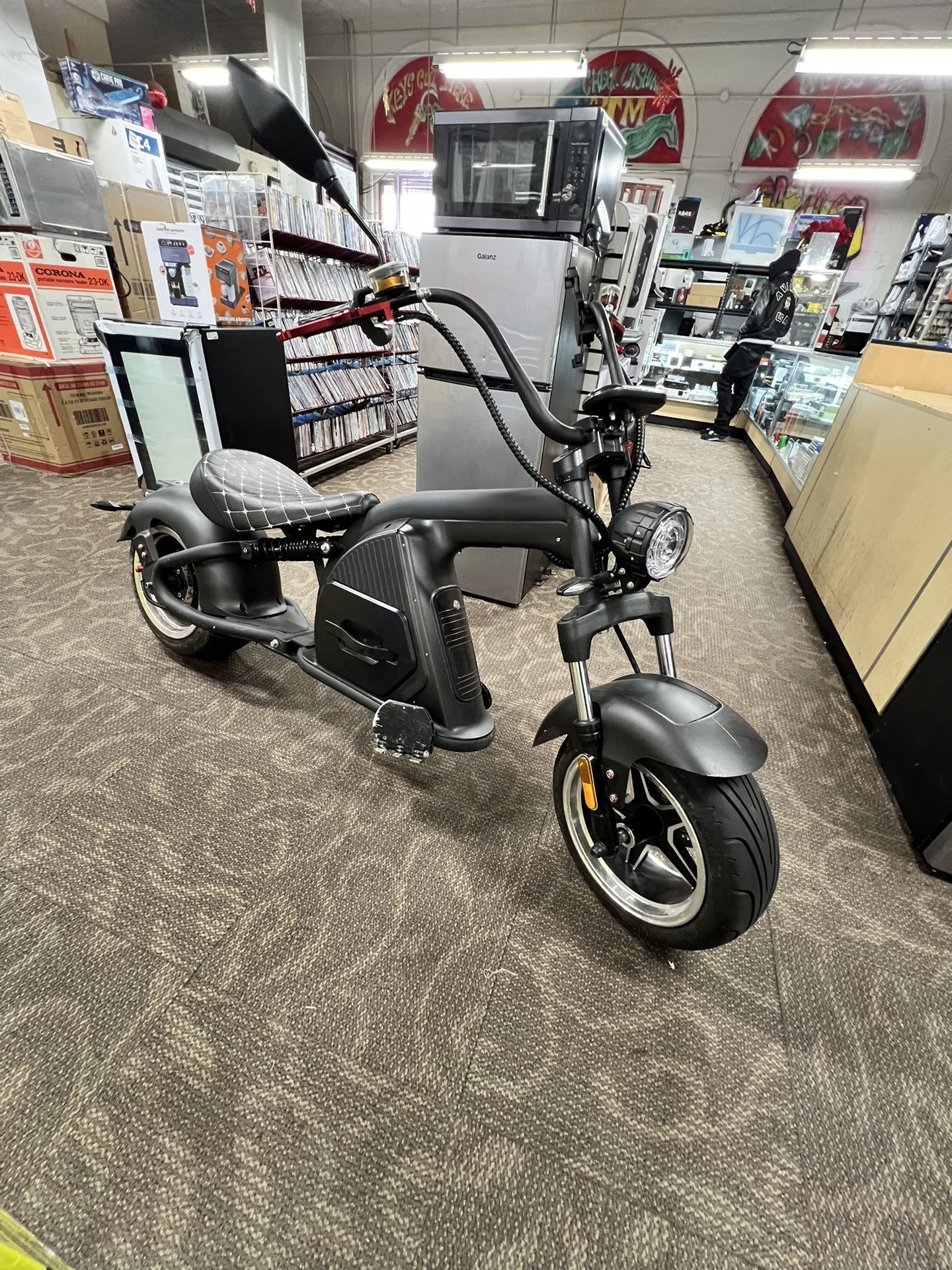 MANGOSTEEN ELECTRIC BIKE BROKEN BACK LIGHT BROKEN.. FRONT BRAKES NEEDS FIXING SELLING FOR $1200‼️