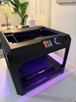 Makerbot replicator plus 3d printer
