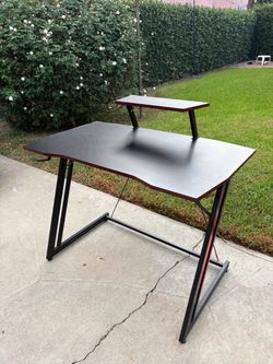 Desino Carbon Fiber Gaming Table