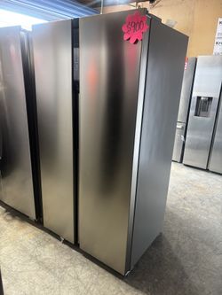 Like New 2025 Modern Stainless Steel Side-by-Side Refrigerator – Sleek Handleless Design – Large Capacity – Like New