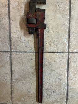 LARGE PIPE WRENCH 