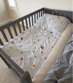 Carter's by Davinci Colby 4-in-1 Low-Profile Convertible Crib in Grey