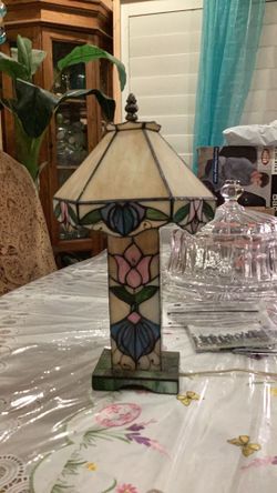 Vintage Tiffany style stain glass bed side lamp 17 inch tall