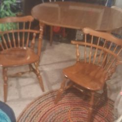 ETHAN ALLEN HEIRLOOM MAPLE NUTMEG  DINING TABLE AND 2 CHAIRS  WITH SLEEVE