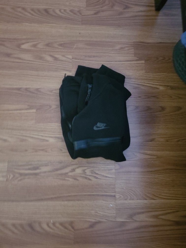 Black Nike Tech Size M