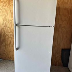 GE Aparment Size Refrigerator 