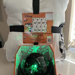 DISNEY HALLOWEEN PLUSH BLANKET AND LED PROJECTOR 