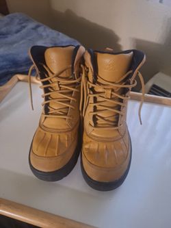 WOMANS SIZE 8 NIKE BOOTS