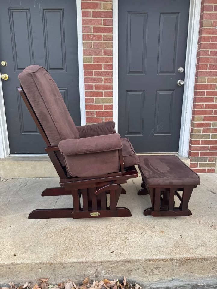 Nursery Glider With Ottoman