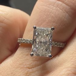 AMAZING Radiant Cut  3.25 carat Ring VS1, Color E , Elongated