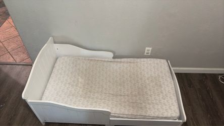 Toddler bed