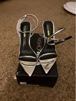 Fashion Nova Shoes size 6