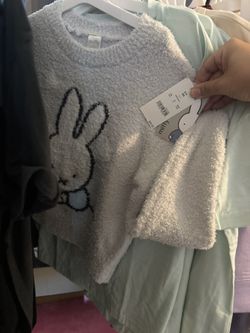 12 XS 4/5 Miffy collection sweaters
