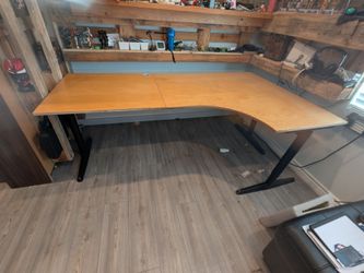 Corner desk