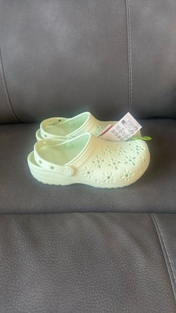 New With Tags Crocs Womens 8 / Mens 6 Classic Floral Cut Out Mint Green Clogs Shoes