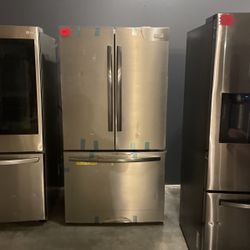Brand New Frigidaire Gallery Counter Depth Bottom Freezer Refrigerator‼️ Inside Water Dispenser And Ice Maker At Bottom Door