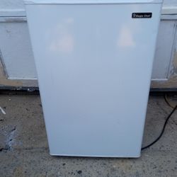 Magic Chef 3.5 Cubic Foot LARGE SIZE Mini Fridge WORKS PERFECT Pick Up Only Please 